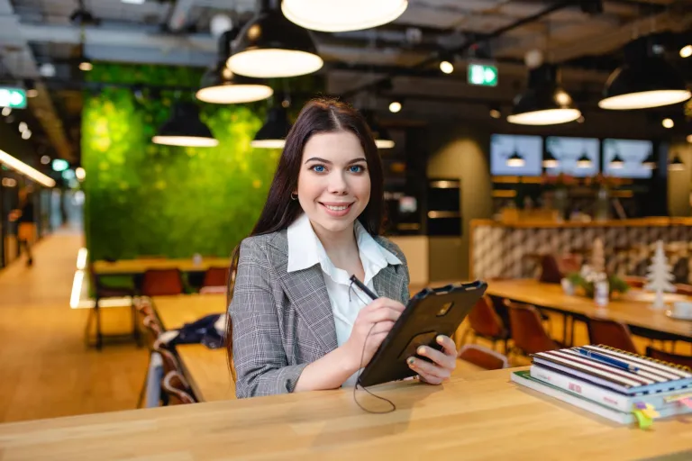 Banking and Financial Innovations | Uniwersytet WSB Merito Warszawa: Studentka z tabletem