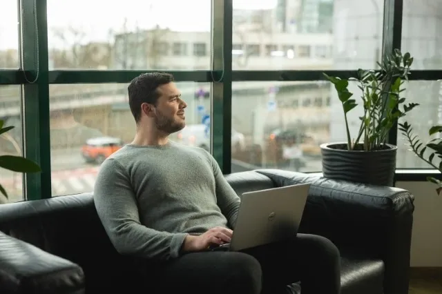 Logistyka międzynarodowa | Studia I stopnia w Warszawie | Uniwersytet WSB Merito Warszawa: Student na kanapie 