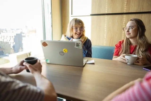 Logistyka i spedycja międzynarodowa | Uniwersytet WSB Merito Warszawa: Grupa studentów w pracy