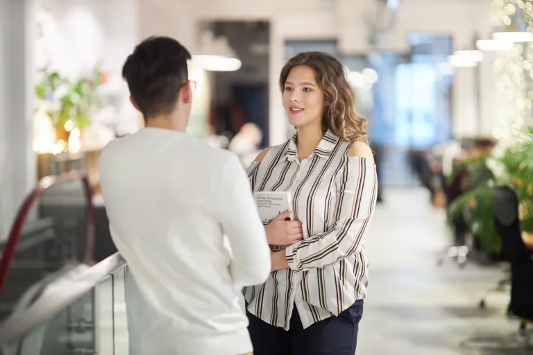 Marketing and Sales | Uniwersytet WSB Merito Warszawa: Rozmowa dwóch osób na korytarzu