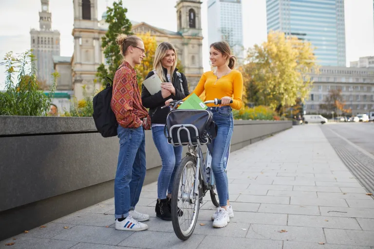 Grywalizacja w marketingu i sprzedaży | Studia I stopnia w Warszawie | Uniwersytet WSB Merito Warszawa: Grup studentów przy rowerze