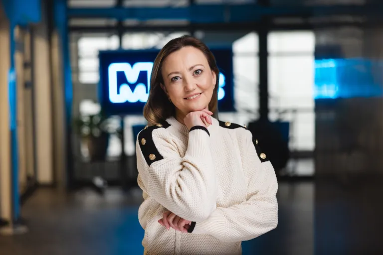 Projektowanie startupów | Studia II stopnia w Warszawie | Uniwersytet WSB Merito Warszawa: uśmiechnięta kobieta