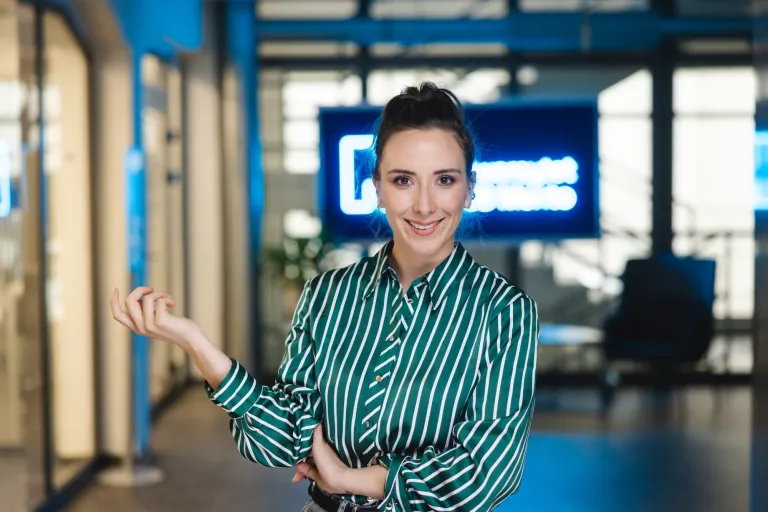 uśmiechnięta kobieta w koszuli