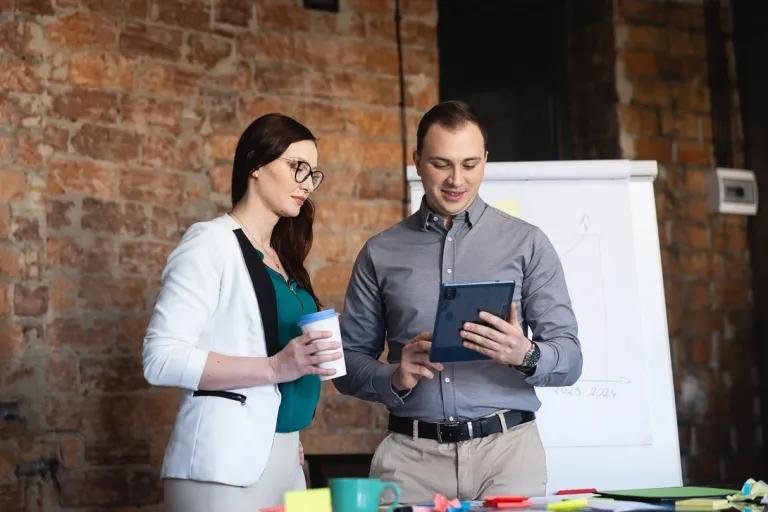 Bankowość i rynki finansowe | Uniwersytet WSB Merito Warszawa: kobieta i mężczyzna prowadzący rozmowę