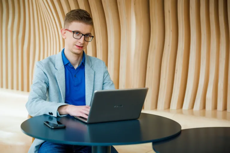Inżynieria zarządzania | Studia I stopnia w Warszawie | Uniwersytet WSB Merito Warszawa: mężczyzna pracujący na laptopie