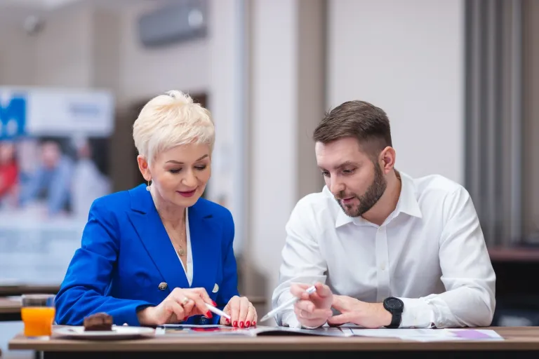 Zarządzanie komunikacją i relacjami w biznesie | Studia I stopnia w Warszawie | Uniwersytet WSB Merito Warszawa: Student i wykładowca rozmawiają o projekcie.