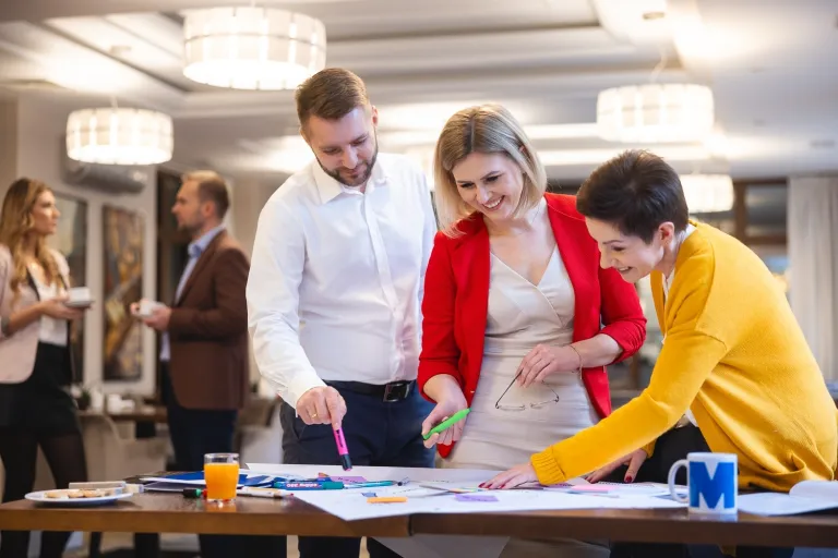 Sztuczna Inteligencja | Studia II stopnia w Warszawie | Uniwersytet WSB Merito Warszawa: Grupa ludzi rozmawia o studiach.