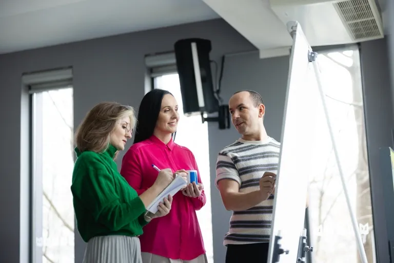 Public relations i wizerunek w erze cyfrowej | Studia I stopnia w Warszawie | Uniwersytet WSB Merito Warszawa: Rozmowa studentów przy tablicy.