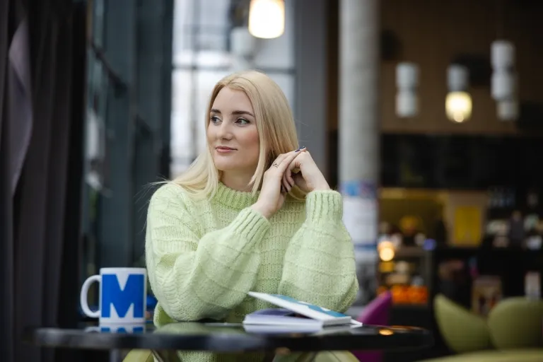 Human–Tech Design | Studia I stopnia w Warszawie | Uniwersytet WSB Merito Warszawa: Dziewczyna z kawą i notatkami.