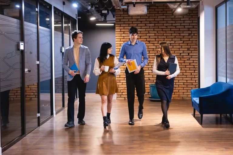 Customer experience and Customer Relationship Management | Studia I stopnia w Warszawie | Uniwersytet WSB Merito Warszawa: Studenci idący korytarzem.