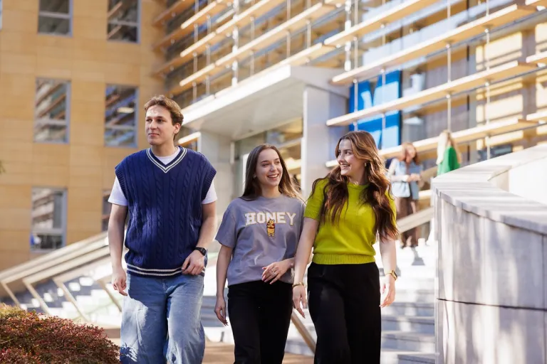 Wyniki wyszukiwania | Uniwersytet WSB Merito Warszawa: Dwie studentki i student WSB Merito wychodzą z budynku uczelni