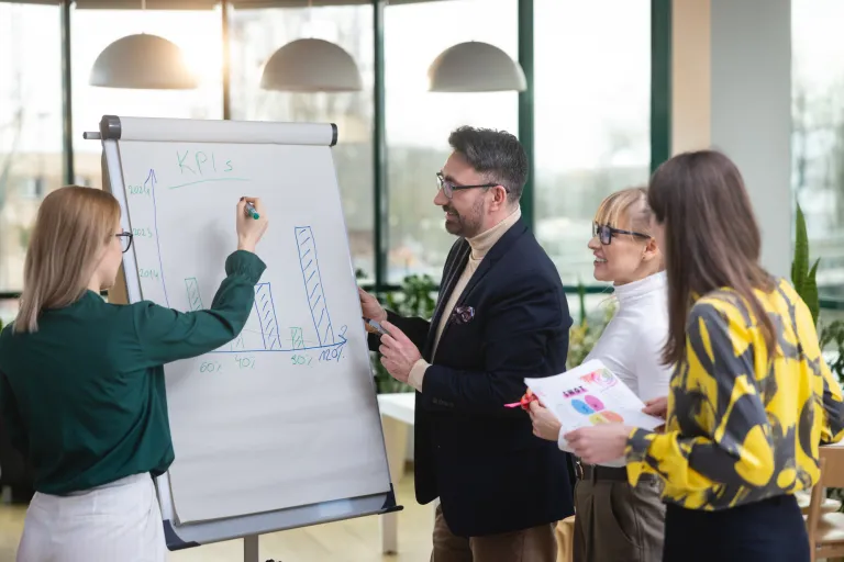 Finance and Accounting | Studia II stopnia w Warszawie | Uniwersytet WSB Merito Warszawa: Studenci przygotowują projekt na zajęcia