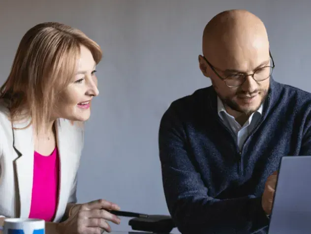 Bezpłatne studia podyplomowe dla pracowników PSZ | Aktualności | Uniwersytet WSB Merito Warszawa: Studenci – kobieta i mężczyzna