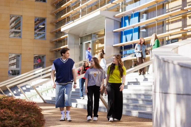 Ekonomia analityczna i data science | Studia I stopnia w Warszawie | Uniwersytet WSB Merito Warszawa: studenci przed budynkiem w trakcie remontu