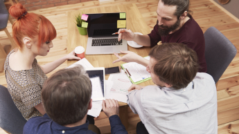 Prawo dla menedżera | Studia podyplomowe we Wrocławiu | Uniwersytet WSB Merito we Wrocławiu: Grupa studentów wspólnie uczy się z notatkami i komputerem