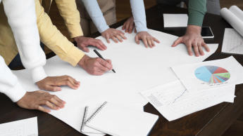 Zarządzanie personalne i płacowe | Studia podyplomowe we Wrocławiu | Uniwersytet WSB Merito we Wrocławiu: Osoby pracują zespołowo podczas burzy mózgów nad projektem