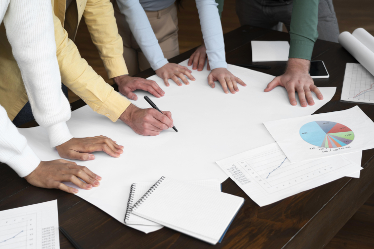 Zarządzanie personalne i płacowe, studia podyplomowe: Osoby pracują zespołowo podczas burzy mózgów nad projektem