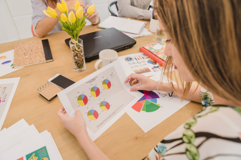 Rachunkowość i finanse dla nieekonomistów | Studia podyplomowe we Wrocławiu | Uniwersytet WSB Merito we Wrocławiu: Kobieta analizująca wykresy kołowe podczas spotkania