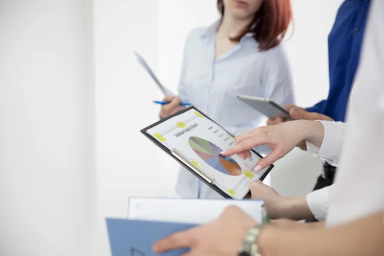 Organizacja studiów MBA | Uniwersytet WSB Merito we Wrocławiu: Grupa osób omawia wspólnie wykres kołowy