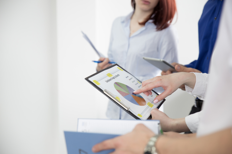 Wyniki wyszukiwania | Uniwersytet WSB Merito we Wrocławiu: Grupa osób omawia wspólnie wykres kołowy