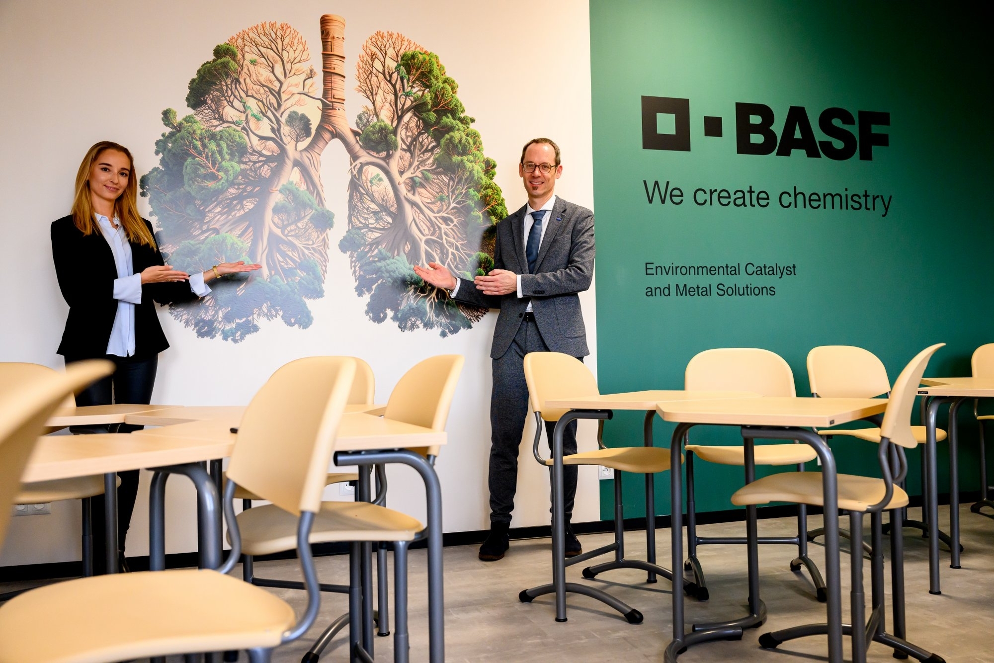 Katarzyna Cabaj employer branding & CSR specialist i Jan Eberhardt prezes zarządu BASF Catalysts Polska.