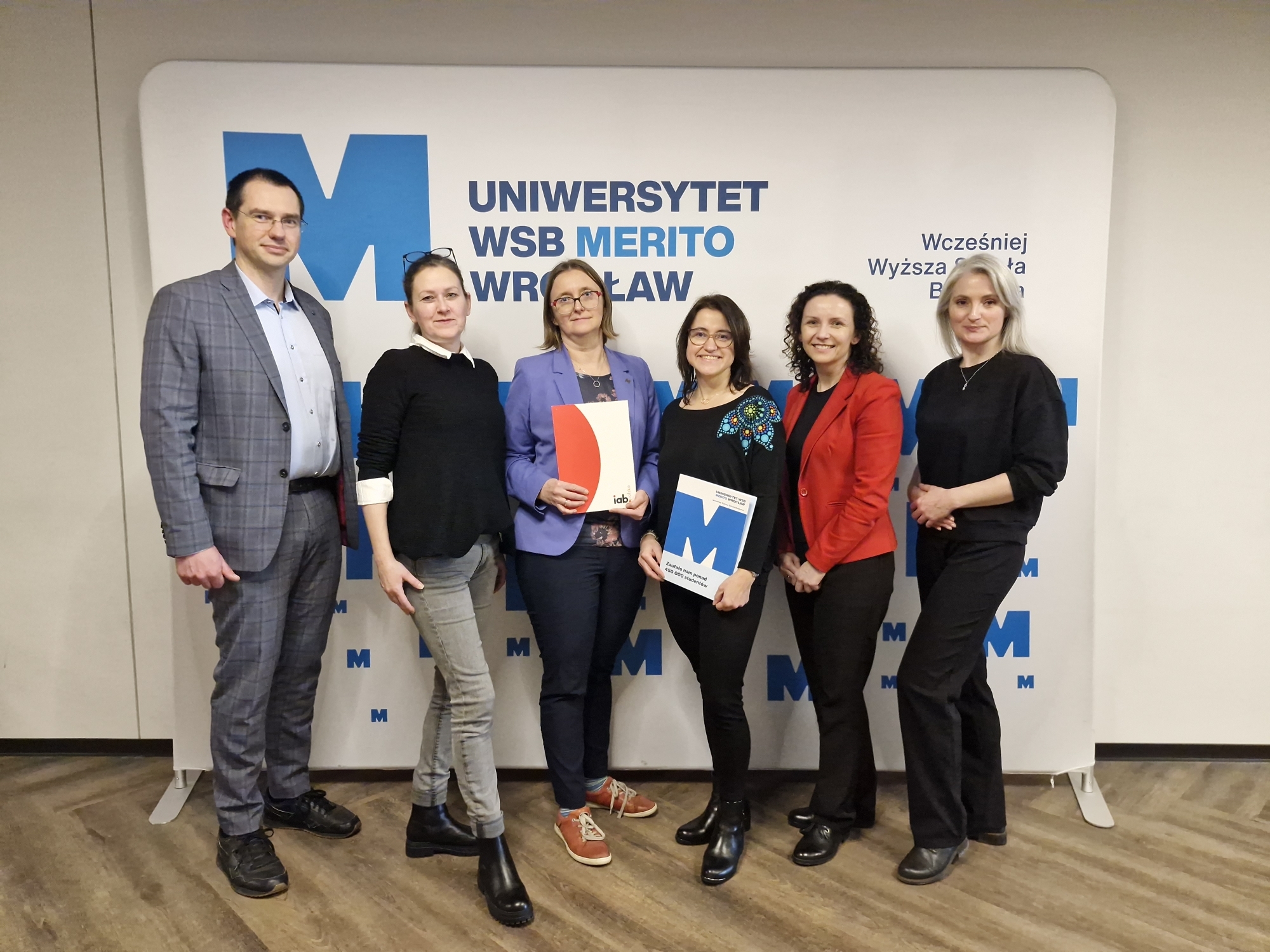 Egzaminatorzy i sygnatariusze umowy na wspólnym zdjęciu.