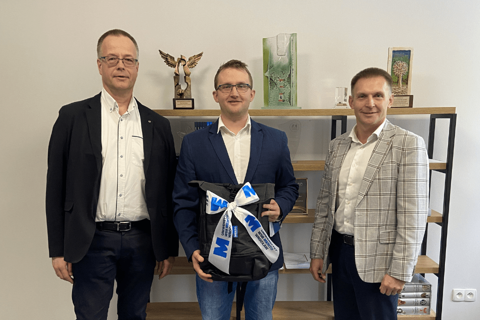 Pan Jakub Osóbka wraz z Rektorem i Dziekanem