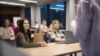 Digital marketing | Uniwersytet WSB Merito we Wrocławiu: Wrocław - digital marketing - studenci siedzący na wykładzie