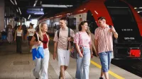 Zarządzanie transportem kolejowym | Uniwersytet WSB Merito we Wrocławiu: studenci na dworcu kolejowym