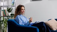 Terapia pedagogiczna | Uniwersytet WSB Merito we Wrocławiu: studentka robiąca notatki