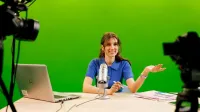 Reportaż, wywiad, storytelling | Studia I stopnia we Wrocławiu | Uniwersytet WSB Merito we Wrocławiu: studentka na zajęciach z dziennikartswa