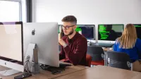 Informatyka stosowana | Studia I stopnia we Wrocławiu | Uniwersytet WSB Merito we Wrocławiu: student w pracowni informatycznej