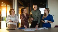 Coaching menedżerski | Studia II stopnia we Wrocławiu | Uniwersytet WSB Merito we Wrocławiu: studenci pracujący nad projektem grupowym