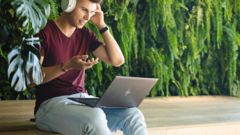 Planowanie produkcji – nowoczesne   narzędzia: SAP S/4HANA, Siemens Opcenter APS | Uniwersytet WSB Merito we Wrocławiu: student - słuchawki - laptop - nauka zdalna