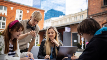 Analityk procesów biznesowych | Studia I stopnia we Wrocławiu | Uniwersytet WSB Merito we Wrocławiu: Wrocław - analityk procesów biznesowych - studenci pracujący nad projektem grupowym