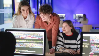 Informatyka – studia inżynierskie | Studia I stopnia we Wrocławiu | Uniwersytet WSB Merito we Wrocławiu: Wrocław - informatyka - studenci na zajęciach w pracowni komputerowej