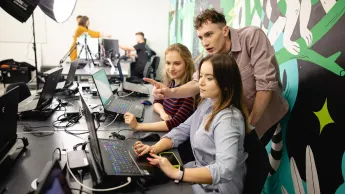 Media cyfrowe i grafika komputerowa | Studia I stopnia we Wrocławiu | Uniwersytet WSB Merito we Wrocławiu: Wrocław - media cyfrowe i grafika komputerowa - studenci w pracowni komputerowej
