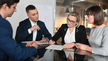 Prawo w biznesie | Studia I stopnia we Wrocławiu | Uniwersytet WSB Merito we Wrocławiu: Wrocław - prawo w biznesie - studenci w kancelarii prawnej