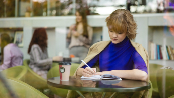 Bankowość i usługi finansowe | Studia I stopnia we Wrocławiu | Uniwersytet WSB Merito we Wrocławiu: Wrocław - bankowość i usługi finansowe - studentka ucząca się w kawiarni