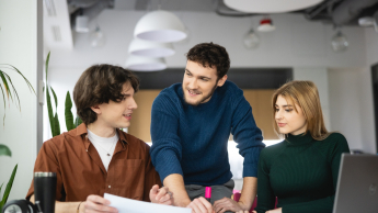 Rachunkowość i podatki | Studia I stopnia we Wrocławiu | Uniwersytet WSB Merito we Wrocławiu: Wrocław - rachunkowość i podatki - studenci pracujący nad projektem grupowym