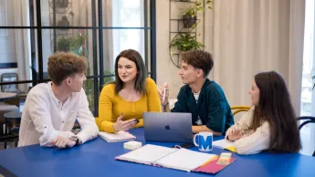 Cyberbezpieczeństwo | Studia I stopnia we Wrocławiu | Uniwersytet WSB Merito we Wrocławiu: Wrocław - cyberbezpieczeństwo - studenci pracujący nad projektem grupowym