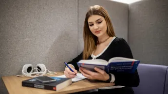 Bezpieczeństwo państwa i służby mundurowe | Uniwersytet WSB Merito we Wrocławiu: studentka robiąca notatki