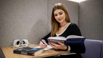 Bezpieczeństwo państwa i służby mundurowe | Uniwersytet WSB Merito we Wrocławiu: studentka robiąca notatki