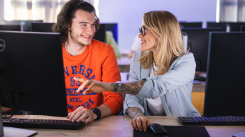 Inżynieria sieci, systemów i bezpieczeństwa IT | Studia I stopnia we Wrocławiu | Uniwersytet WSB Merito we Wrocławiu: Wrocław -inżynieria sieci, systemów i bezpieczeństwa IT - studenci w pracowni komputerowej