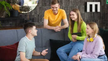 Psychologia marketingu i customer experience | Studia I stopnia we Wrocławiu | Uniwersytet WSB Merito we Wrocławiu: studenci uczący się wspólnie do egzaminu