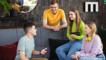 Psychologia marketingu i customer experience | Studia I stopnia we Wrocławiu | Uniwersytet WSB Merito we Wrocławiu: studenci uczący się wspólnie do egzaminu