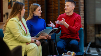 HR Business Partner | Studia I stopnia we Wrocławiu | Uniwersytet WSB Merito we Wrocławiu: Wrocław - HR Business Partner - studenci pracujący nad projektem grupowym