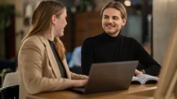 Kolegium doktorskie | Studia podyplomowe we Wrocławiu | Uniwersytet WSB Merito we Wrocławiu: studenci pracujący nad projektem grupowym