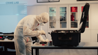 Kryminologia i kryminalistyka | Studia I stopnia we Wrocławiu | Uniwersytet WSB Merito we Wrocławiu: Wrocław - kryminologia i kryminalistyka - student na praktycznych zajęciach z użyciem walizki kryminalistycznej