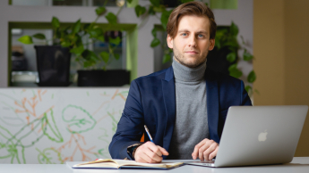 Tester Automatyzujący | Studia podyplomowe we Wrocławiu | Uniwersytet WSB Merito we Wrocławiu: uczestnik studiów podyplomowych korzystający z laptopa